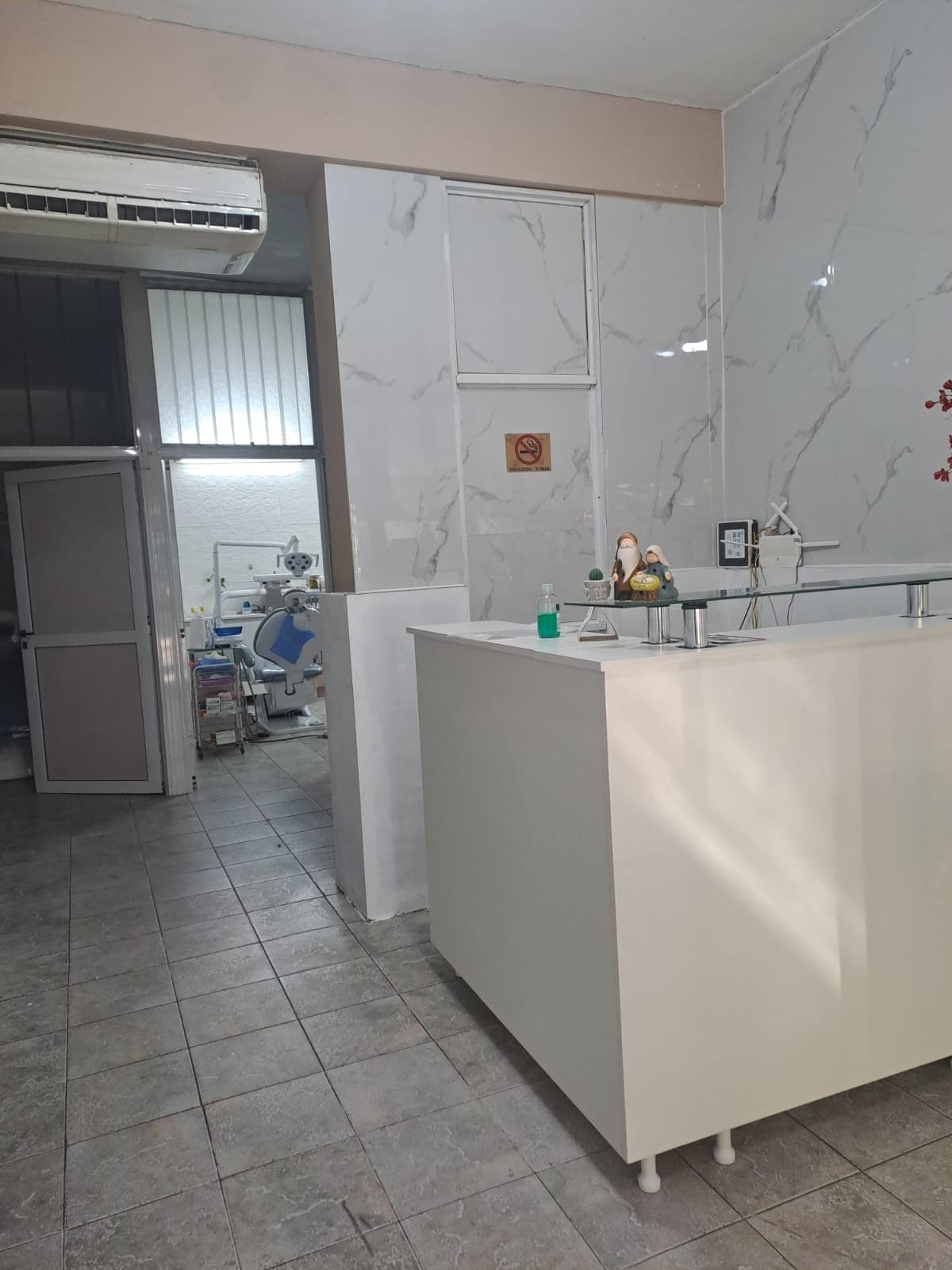 Recepción y sala de espera del consultorio