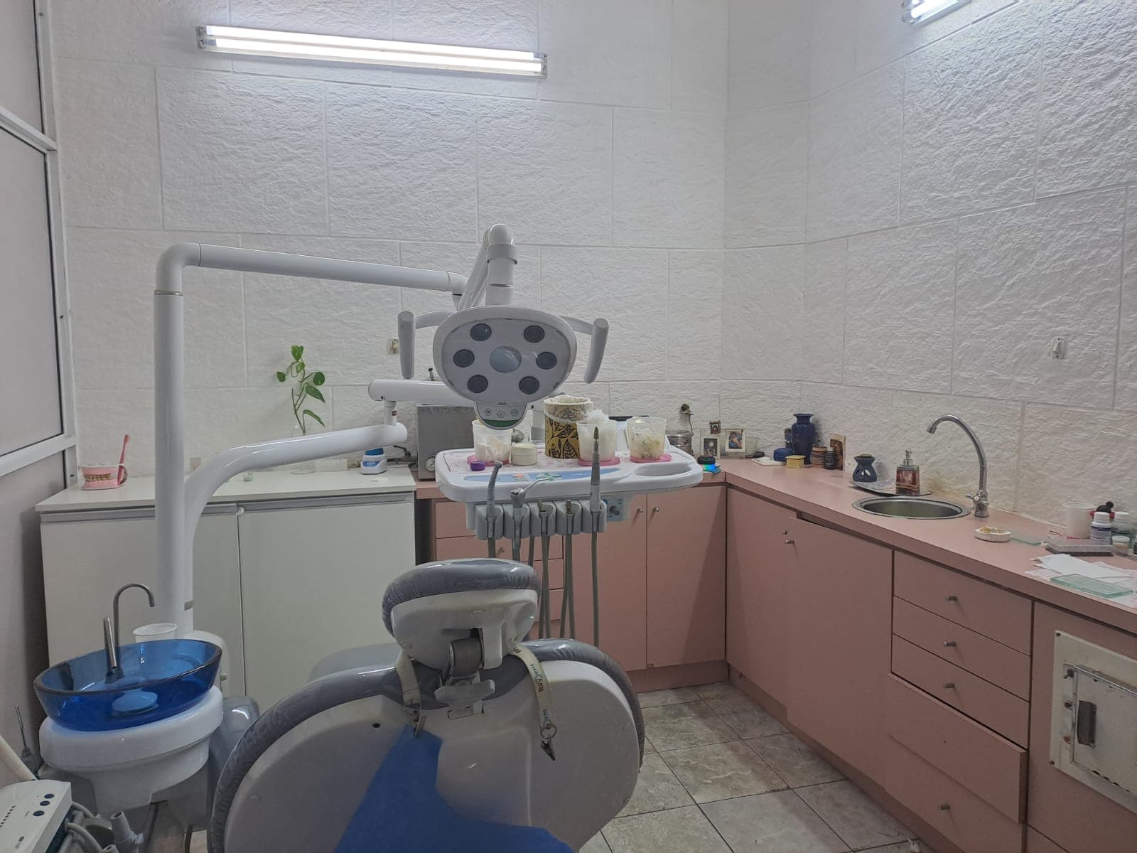 Sala de atención equipada del consultorio odontológico